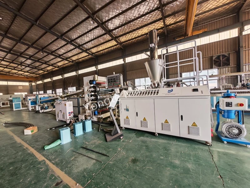 1200 mm PVC ohutlevyjen ekstruusiolinja