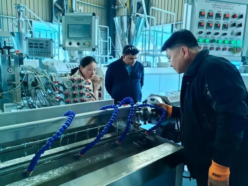 Kumikasteluputkikone, joka toimii paikan päällä Intian asiakkaalle