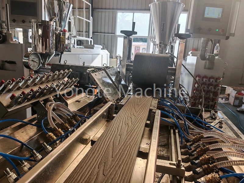 Kone muuttaa muovijätteen WPC-profiiliksi