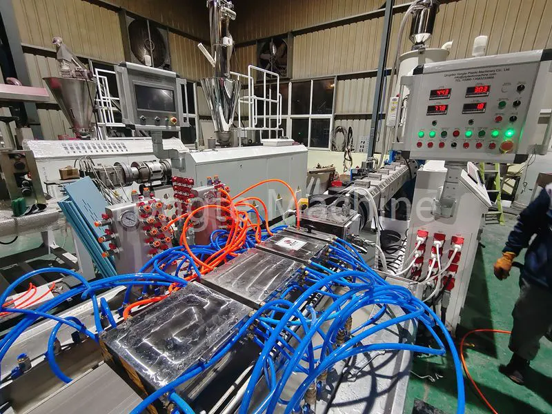 Muovipuun ekstruusiolinja