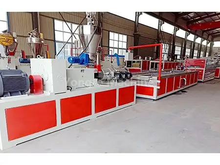 PVC-seinäpaneelien tuotantolinja