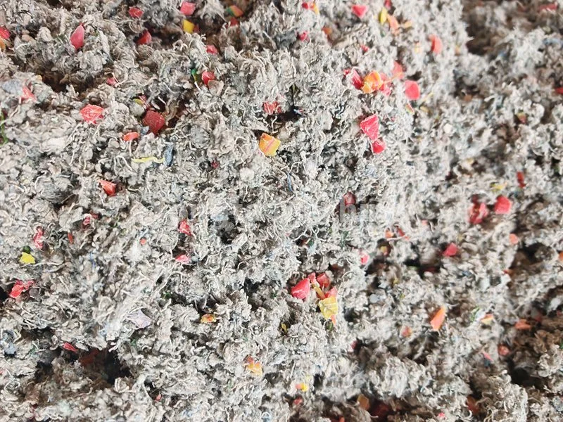 Vaatteiden ja muovikomposiittijätteiden kierrätyskone